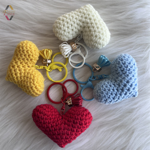 2026 새로운 디자인 맞춤형 하트 수제 크로셰 가방 키체인 휴대폰 액세서리 핸드백 펜던트 태슬 가방 키링 하트 키체인 - Product Image 5