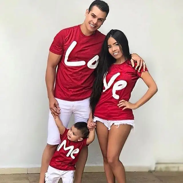 Ropa a juego para madre, padre, hija, bebé, Camiseta con estampado de letras rojas para padres e hijos, camisetas de manga corta