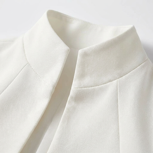 Robe midi moulante blanche à col montant et découpes, manches longues, tissée, élégante pour femme, idéale pour le bureau, les soirées formelles, style luxe discret, coupe crayon - Product Image 2