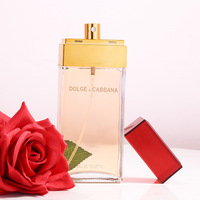 Parfum féminin, flacon en verre rectangulaire haut, bande dorée ambrée, capuchon rouge, boîte bordeaux rose, marbre, longue durée