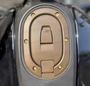 Bouchon de réservoir de carburant Chiefdom SS en alliage de titane avec vis noircies pour HD Street Glide 121 CVO Pan America - Product Image 4