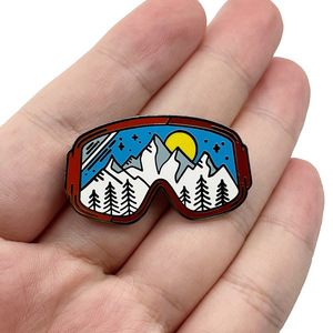 Broches amusantes en métal émaillé motif dessin animé lunettes de plongée et paysage, accessoires pour sacs à dos et vêtements, bijoux en gros - Product Image 2