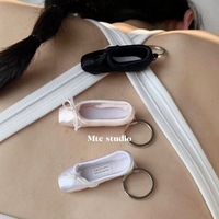 Breloques de style français faites à la main : Breloque Chaussure de Ballet, Pendentif AirPods, Porte-clés de Voiture et Breloque de Sac pour Filles, Style Sportif