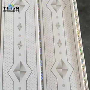 Panneau de plafond en <span class=keywords><strong>PVC</strong></span> de 8 <span class=keywords><strong>mm</strong></span>, plafond en <span class=keywords><strong>PVC</strong></span> <span class=keywords><strong>blanc</strong></span>, panneau de plafond en bois <span class=keywords><strong>PVC</strong></span>, carreaux de plafond imperméables pour la décoration - Product Image 4