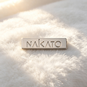 Étiquettes métalliques personnalisées pour vêtements, plaques nominatives gravées sur mesure pour accessoires vestimentaires - Product Image 1
