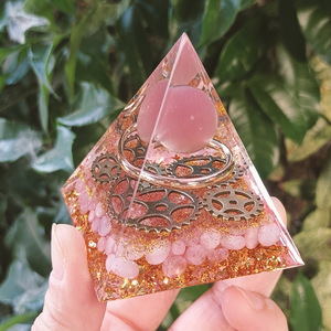 Pyramide en résine époxy avec cristaux de pierre, ornement de bureau, décoration d'aquarium, design engrenage en quartz rose œil de chat rose - Product Image 3