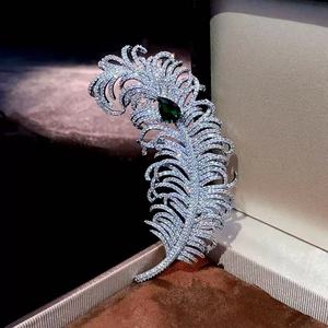 2025 Bán Buôn Cao cấp Đồ Trang Sức Lông Hình Dạng Trâm Sang Trọng Màu Xanh Lá Cây Pha Lê Trâm Người Đàn Ông Của Và Phụ Nữ Đồ Trang Sức Trâm <span class=keywords><strong>Pin</strong></span> - Product Image 1