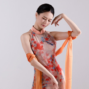Falda larga de rendimiento de seda que fluye de estilo chino <span class=keywords><strong>Cheongsam</strong></span> sin mangas de baile clásico con abertura alta - Product Image 4