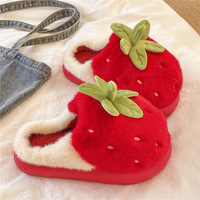 Chaussons d'hiver d'intérieur mignons en forme de fraise, doux et épais, chauds, antidérapants, à plateforme, style mule en coton