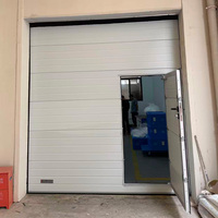 Porte sectionnelle aérienne industrielle professionnelle Porte de quai d'entrepôt robuste avec fonctionnement à grande vitesse