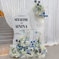 Vente en gros pour mariage : Composition florale de 70 cm pour allée de mariage, avec rangée de fleurs en soie bleues, champagne et rouges, et roses blanches