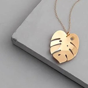 Collana con grande foglia di Monstera tropicale in acciaio inossidabile, 1 pezzo, gioielli a tema foresta - Scegli il tuo colore - Product Image 1