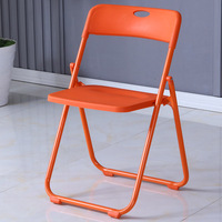 Chaise d'ordinateur portable en gros d'usine pliante simple pour la maison, les repas et l'extérieur utilisent une chaise en plastique moderne pour la formation