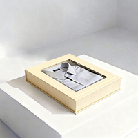 Boîte d'emballage cadeau de luxe en carton rigide beige avec logo personnalisé pour t-shirts, vêtements, foulards en soie, chaussettes, finition brillante/mate, lamination UV