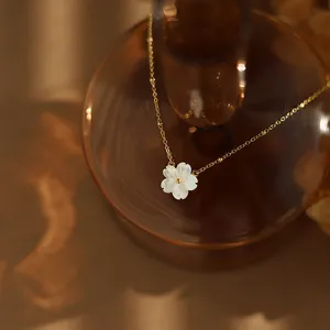 Natural freshwater White shell peach flower blossom beautiful choker necklace 18k gold chain titanium steel factory wholesale