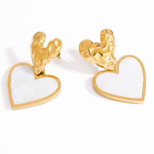 Pendientes de botón en forma de corazón chapados en oro de 18k con engaste de bisel para uso diario - Product Image 5