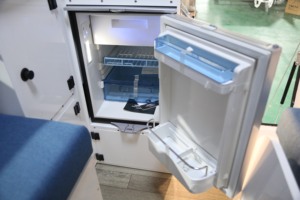 Module <span class=keywords><strong>de</strong></span> <span class=keywords><strong>camping</strong></span> escamotable pour pick-up, 3 couchages, <span class=keywords><strong>avec</strong></span> douche, toilettes, cuisine, réfrigérateur et panneaux solaires - Product Image 3