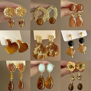 Maillard Style marron géométrique fleur amour boucles <span class=keywords><strong>d</strong></span>'oreilles rétro haut de gamme alliage bijoux plaqué or pour cadeau femme - Product Image 2