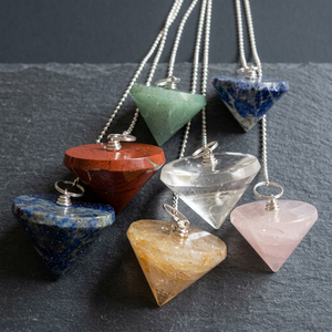 Pendules coniques en pierres précieuses mélangées, polies, en forme de pyramide, pour la radiesthésie et les pratiques de guérison - Product Image 3