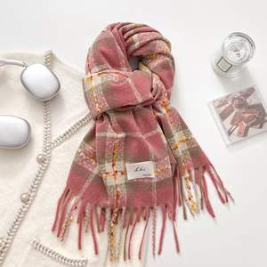 ผ้าพันคอไหมพรมลายตารางหมากรุกคุณภาพสูง อุ่น นุ่ม และเหนียว พร้อมพู่ห้อยยาวสำหรับผู้หญิง - Product Image 4
