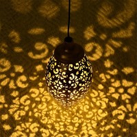 Lanterne solaire LED décorative en métal pour l'extérieur, idéale pour la décoration de patio, allée, jardin, véranda et cour.