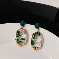 Boucles d'oreilles pendantes géométriques plaquées or de luxe léger, élégantes, polyvalentes, charmantes, vert rétro, style aiguille d'argent