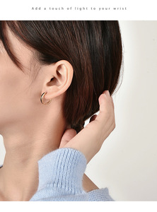 Grandes boucles d'oreilles créoles en cuivre plaqué or Design minimaliste tendance Bijoux en alliage plaqué or émaillé et perlé à la mode pour cadeau - Product Image 4