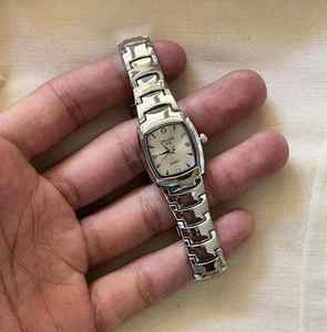 Montre pour femmes au design minimaliste carré avec un bracelet en acier inoxydable simple et polyvalent, montre à quartz élégante et étanche - Product Image 1
