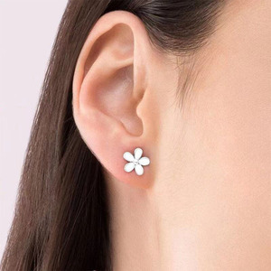 Daochong Custom 925 Sterling <strong>Silver</strong> White Enamel Flowers <strong>Daisy</strong> Hawaiian Stud <strong>Earrings</strong> for Women - Product Image 4