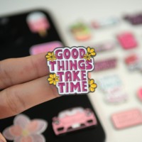 Autocollants de téléphone personnalisés 2026 « Girl Power » roses, décalcomanies de téléphone en émail souple à thème arabe tendance, vente en gros d'usine