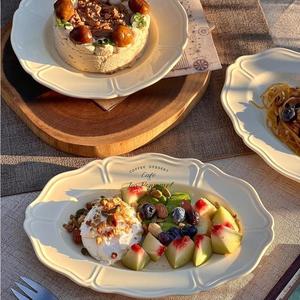 Assiette en céramique de style rétro européen haut de gamme, motif dentelle en relief, blanc pur, jetable, pour petit-déjeuner et collations, vaisselle - Product Image 5