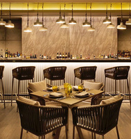Ensemble table et chaises de bar d'extérieur Maryard en aluminium tressé, confortable, pour patio, villa, hôtel, restaurant, vente en gros, sur mesure