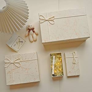 Caja de Regalo Vacía de Cartón Corrugado Elegante de Alta Gama para Novio/Novia, Velas Navideñas, Marcos de Fotos, Laminación Brillante, Estampado - Product Image 3