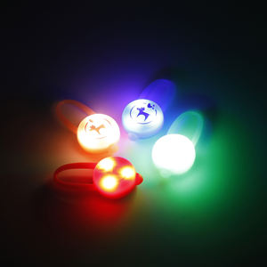 <span class=keywords><strong>Collar</strong></span> de perro mascota <span class=keywords><strong>LED</strong></span> recargable con accesorio colgante de silicona de patrón sólido - Product Image 6