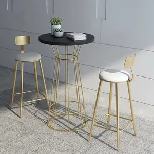 Золотистый круглый мраморный стол с высокой металлической рамой и проволочной основой, высокий стол для коктейлей, барный набор с мягким стулом