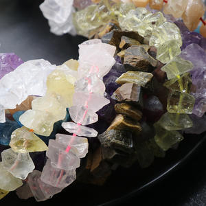 Colliers, boucles d'oreilles et accessoires faits main avec des perles irrégulières en cristal, agate et laine minérale - Product Image 3