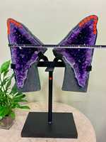 Groupe de géodes en améthyste naturelle avec support métallique en forme d'ailes de papillon, artisanat naturel, thème amour, décoration d'intérieur