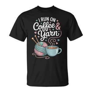 Camiseta con la frase “Me funciona el café y el tejido de lana” para tejedores y artesanos - Product Image 1