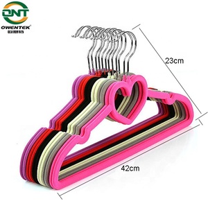 Coloré <span class=keywords><strong>Vert</strong></span> Cravate Velours <span class=keywords><strong>Cintre</strong></span> Coeur Conception Antidérapant Floqué Costume <span class=keywords><strong>Cintre</strong></span> pour Économiser De L'espace - Product Image 2
