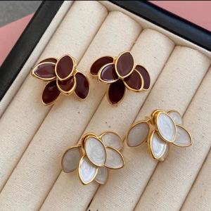 Boucles d'oreilles tendance pour femmes, plaquées or, en alliage, motif feuille et fleur, cadeau pour femmes - Product Image 1