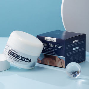 ครีมบำรุงผิวหน้า KORMESIC 80 กรัม ขายส่ง ช่วยยกกระชับ ลดเลือนริ้วรอย ผิวกระจ่างใส ชุ่มชื้น ฟื้นฟูผิว ด้วยสารสกัดจากใบบัวบกและไนอะซินาไมด์ เจลสีเงิน - Product Image 1