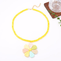 Kalung Choker Bunga Daisy Multiwarna dengan Liontin Manik-manik, Manik Biji Kuning Buatan Tangan, Pesona Bunga Besar Pastel, Kalung Statement Boho