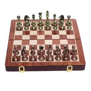 מפעל מכירה לוהטת מותאם אישית מתכת שחמט חתיכות זהב כסף עץ לוח משחק סט עם תיבת אריזה למכירה