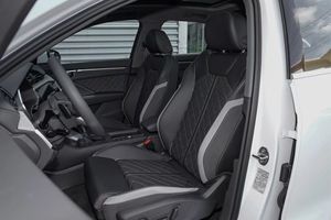 รถยนต์<span class=keywords><strong>มือ</strong></span><span class=keywords><strong>สอง</strong></span>ปี 2023 รถออดี้ <span class=keywords><strong>Q3</strong></span> SUV พวงมาลัยซ้าย เกียร์อัตโนมัติ ไมล์น้อย พร้อมหลังคาซันรูฟแบบพาโนรามา - Product Image 4