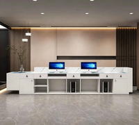 Comptoir d'accueil contemporain avec finition en spirale bleu et blanc et plan de travail spacieux