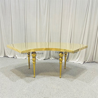 Pieds en métal doré en forme de serpent et une table de salle à manger luxueuse pour hôtel, idéale pour les mariages