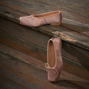 Chaussures de ballet rétro en soie à nœud français pour femmes, un choix polyvalent pour le printemps, avec bout carré, semelle souple et ouverture peu profonde - Product Image 2