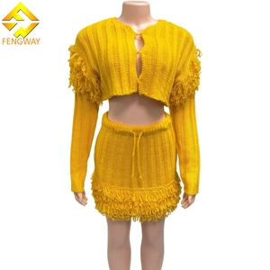 Completo Casual Due Pezzi alla Moda, Top Corto a Maniche Corte e Gonna Corta Sopra il Ginocchio con Frange, Tinta Unita Dolce e Piccante per Donna - Product Image 1