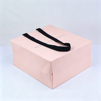 Sac en papier carré rose personnalisable avec soufflets latéraux pour vêtements, chaussures, emballages recyclables et magasins de détail