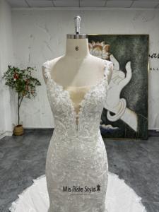 Abito da Sposa Moderno Stile Sirena in Pizzo con Strascico e Lunghezza a Terra - Product Image 5